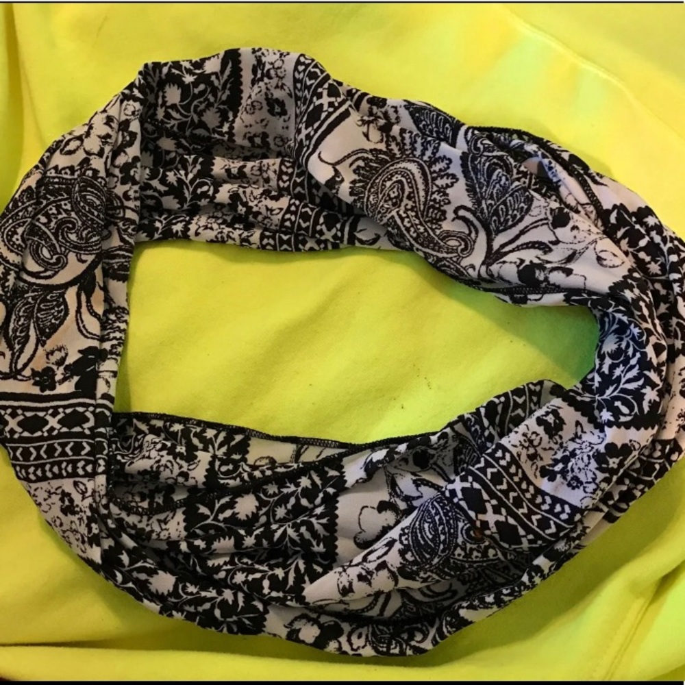 Cute B/W Paisley Scarf
